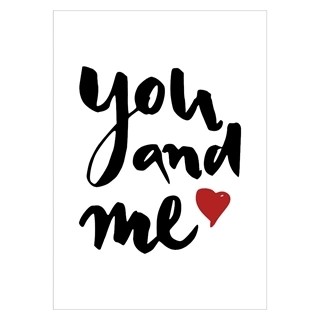 Poster mit dem Text you & me auf hellem Hintergrund mit dunkelrotem Herz