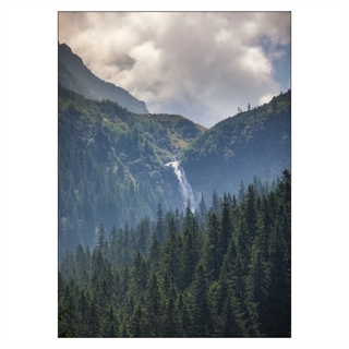 Poster mit Bäumen auf dem Berg mit Wasserfall