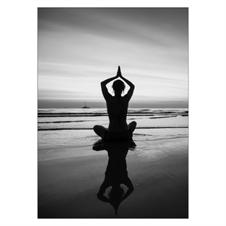 Poster - Mediation am Meer. Beruhigendes Poster mit dem Motiv einer Person, die in Meditationshaltung am Strand sitzt.