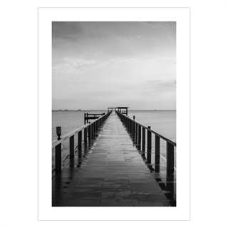 Poster - Die Brücke am Strand. Wunderschönes Poster in Schwarz-Weiß mit einem fast endlos wirkenden Brückenmotiv.