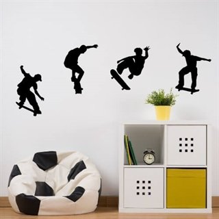 Coole Skater auf dem Wandtattoo, die über die Wand fliegen