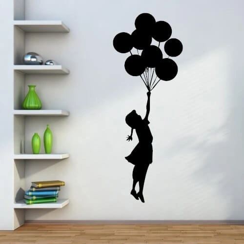 Wandtattoo mit einem kleinen Mädchen, das mit Luftballons fliegt von Bansky.