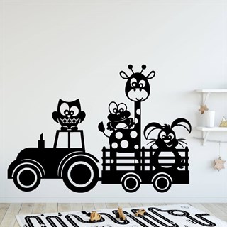 Wandtattoo Traktor mit Anhänger. Auf dem Traktor steht eine Eule, auf dem Anhänger eine Giraffe und auf der Giraffe ein Frosch.