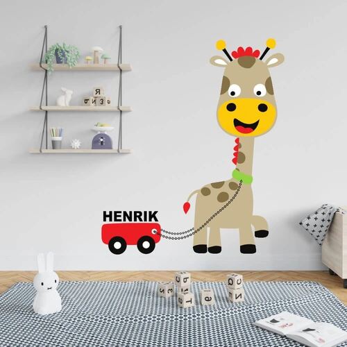 Schöner Wandaufkleber mit einer Giraffe, die einen Karren mit dem Namen des Kindes hinter sich herzieht.