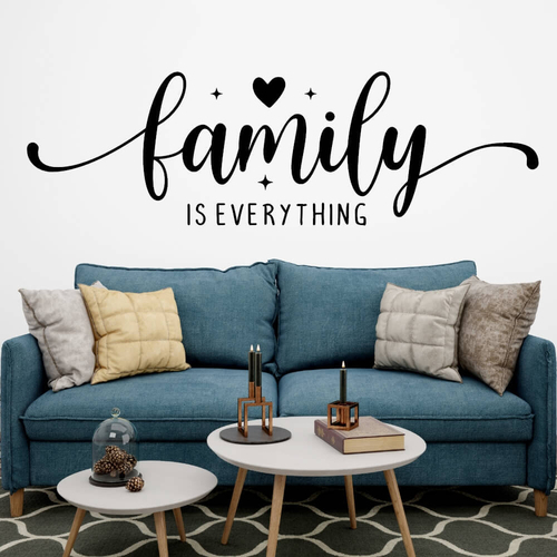Wandtattoo mit englischem Text „Family is everything“ für das Wohnzimmer