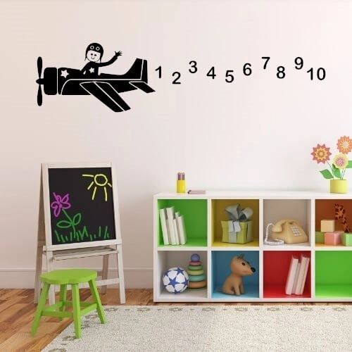 Wandtattoo fürs Kinderzimmer mit Flugzeug und Zahlen.