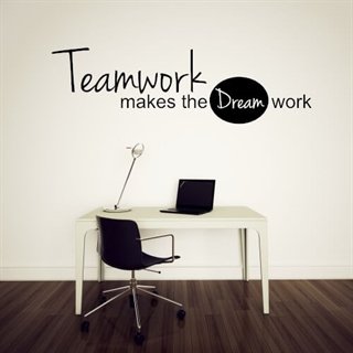 Wandtattoo mit einem fantastischen Text „Teamwork make the dream work“ für das Büro