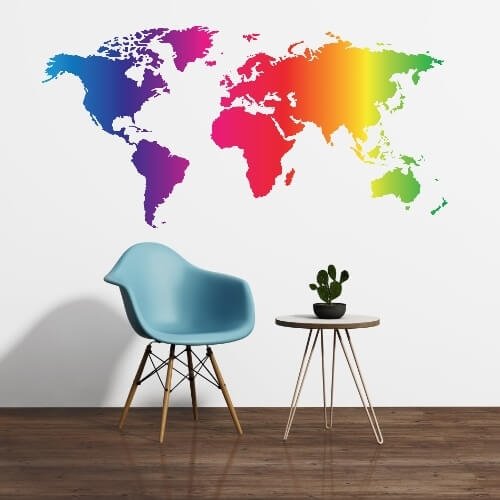 Ein bedruckter Wandaufkleber mit einer Weltkarte in vielen Farben